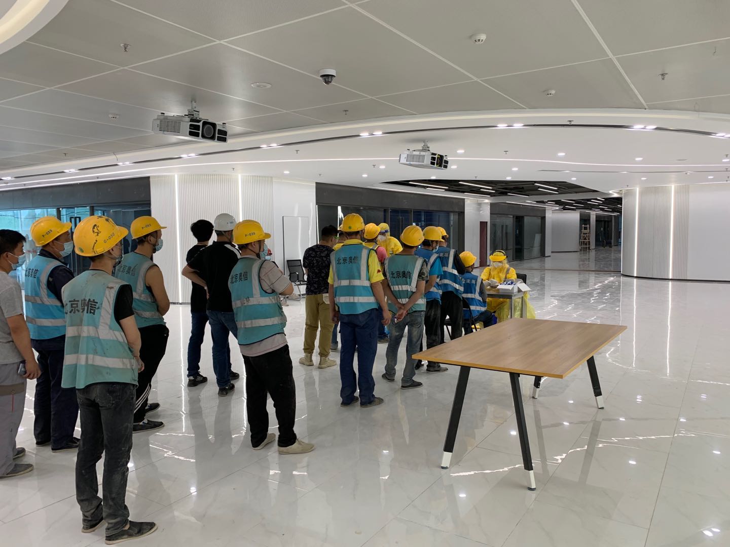 為加強疫情防控工作，公司組織項目部全體員工做核酸檢測